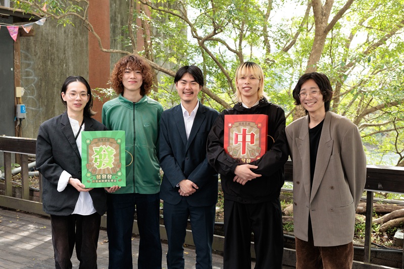 luv拿著「中」與「發」字樣的造型餅乾